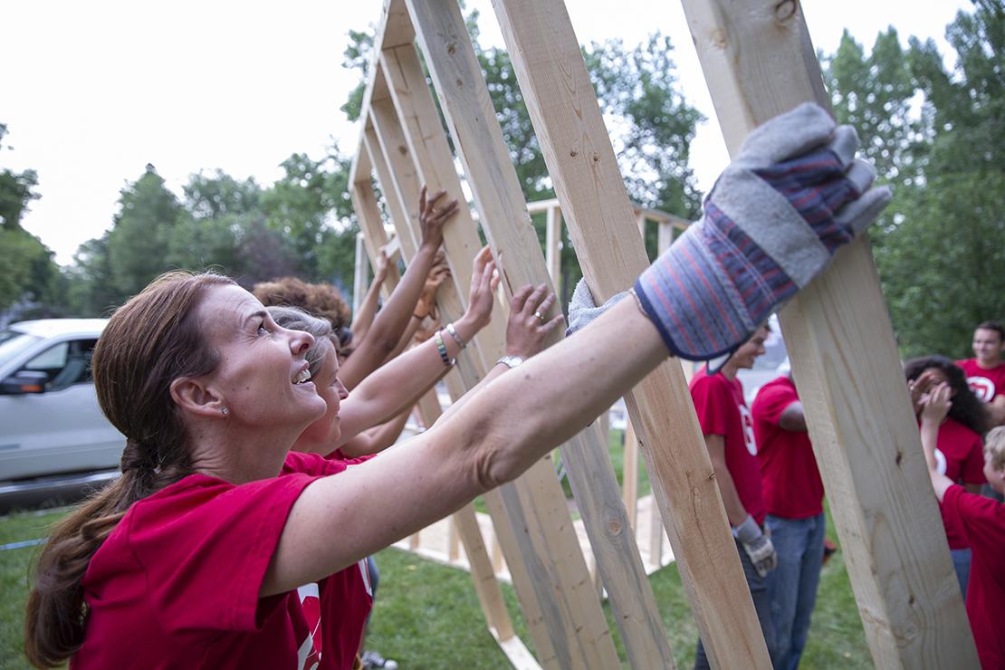 女志愿者在工地吊起房屋框架